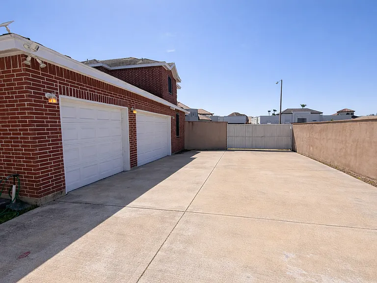 1605 Trinity St — Photo 26