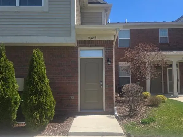 51843 E Pointe Ln, Chesterfield, MI 48051