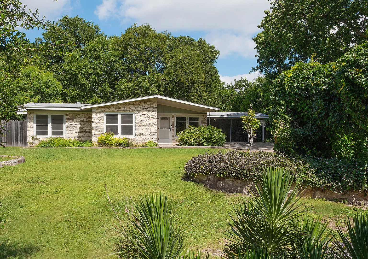 3 bed, 1348 sqft, $2,300 — Photo 3