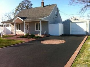 20 Ridge Ln, Levittown, NY 11756