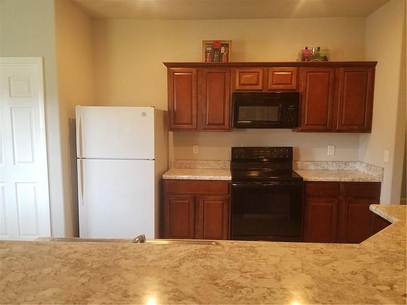 3rd image of 832 NW Evans Cir