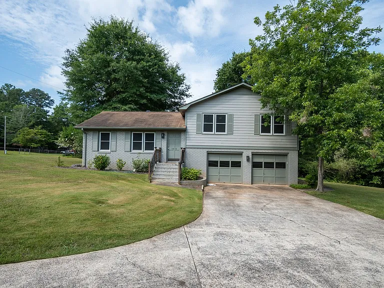 1030 Carriage Hill Rd — Photo 2