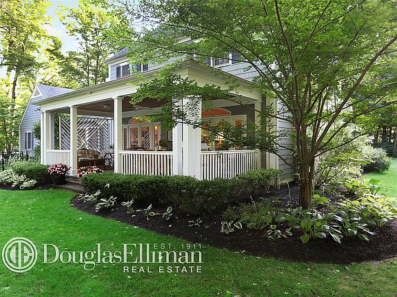 3rd image of 39 Matinecock Farms Rd