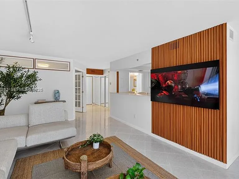 2401 Collins Ave #1406 — Photo 5