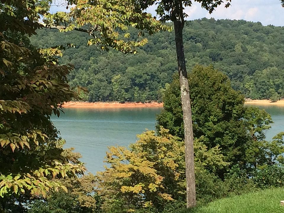 1st image of Mountain Crest Dr