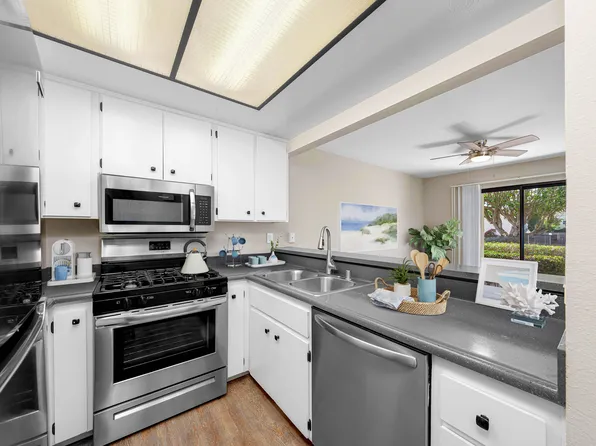320 Acacia Ave #B, Carlsbad, CA 92008
