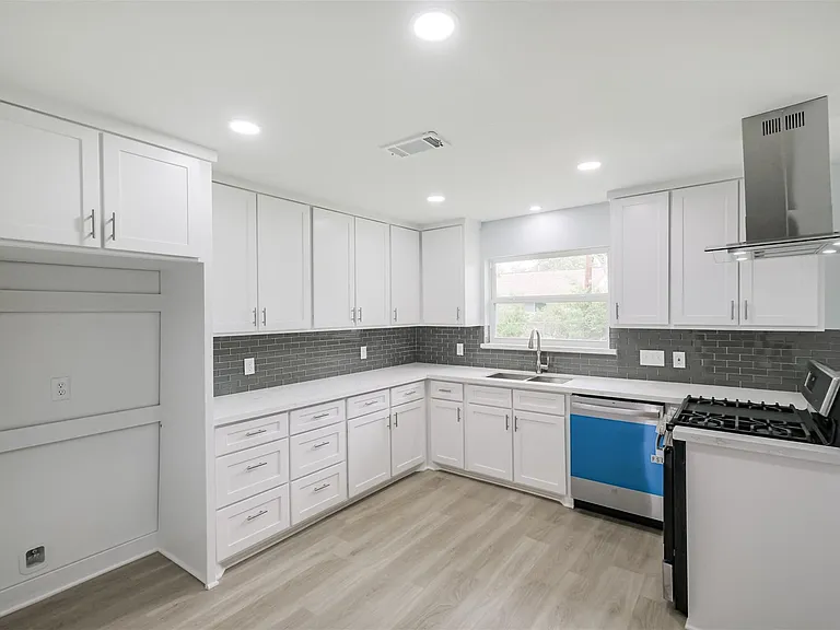 4314 Woodmont Dr — Photo 3