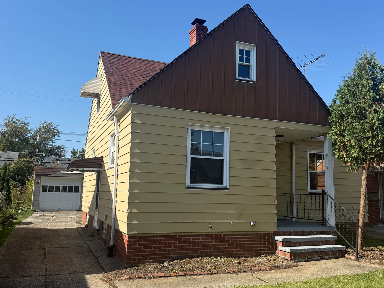 3 bed, 1300 sqft, $1,600 — Photo 1