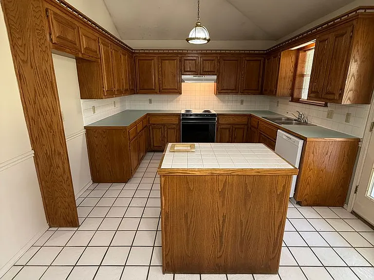 2302 Brookhaven Dr — Photo 12