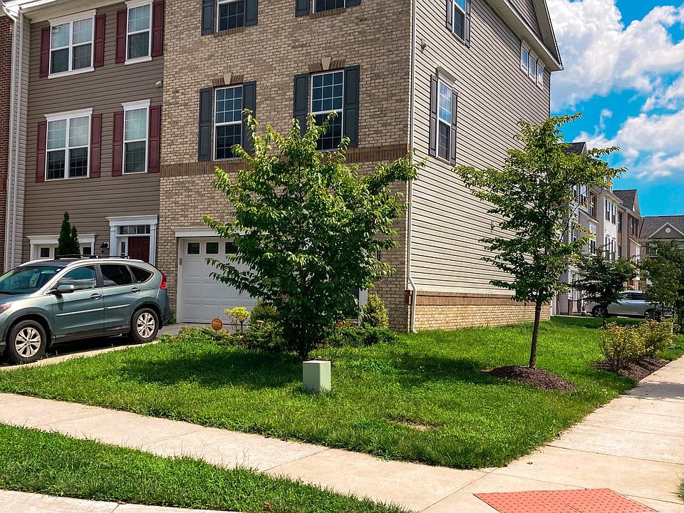 Three-level extra-wide end-of-row corner townhome
 The Preserve at Windlass Run 
 2416 square feet!