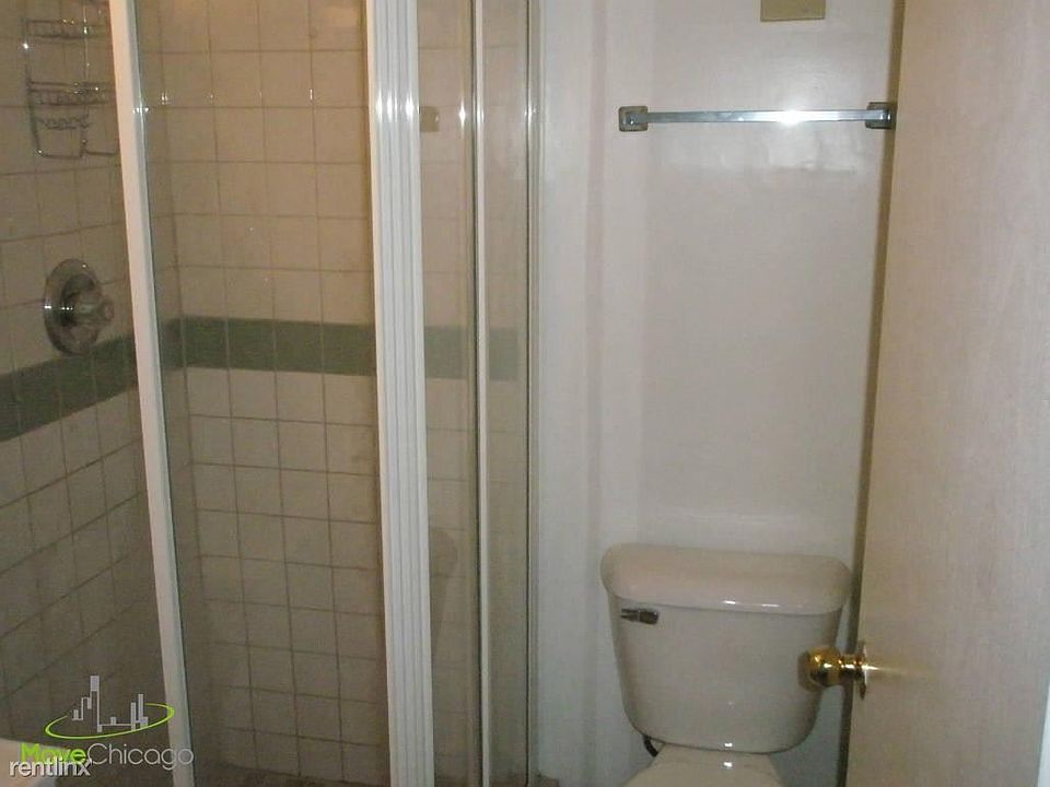 2nd image of 6340 N Clark St