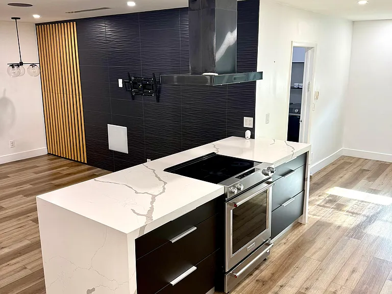 4411 Thomas St — Photo 3