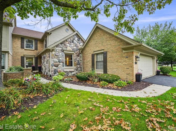 4775 Pine Eagles Dr, Brighton, MI 48116