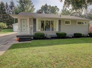 38 Bridlewood Dr, Lockport, NY