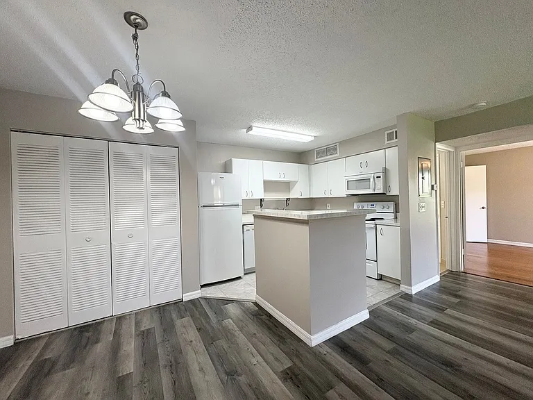 380 Lakepointe Dr #204 — Photo 7