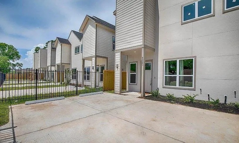 3 bed, 2.5 bath, $2,500 — Photo 1