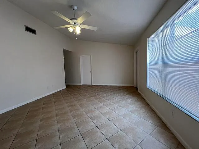 6 bed, 4.0 bath, 2560 sqft, $2,500 — Photo 2