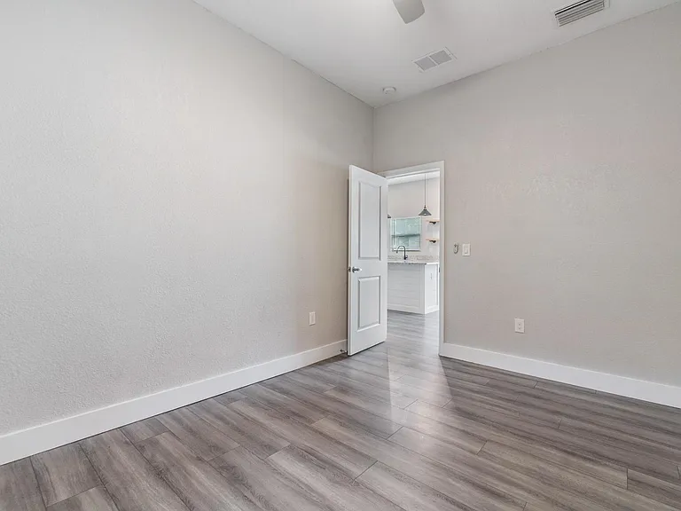2321 W Green St — Photo 30
