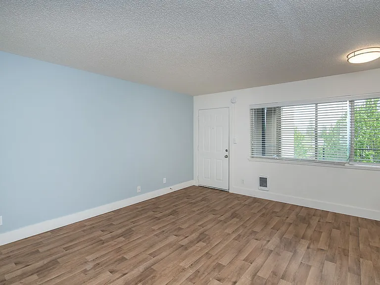 Uptown 7 Apartments — Photo 31