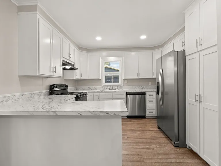 411 Allen St — Photo 4