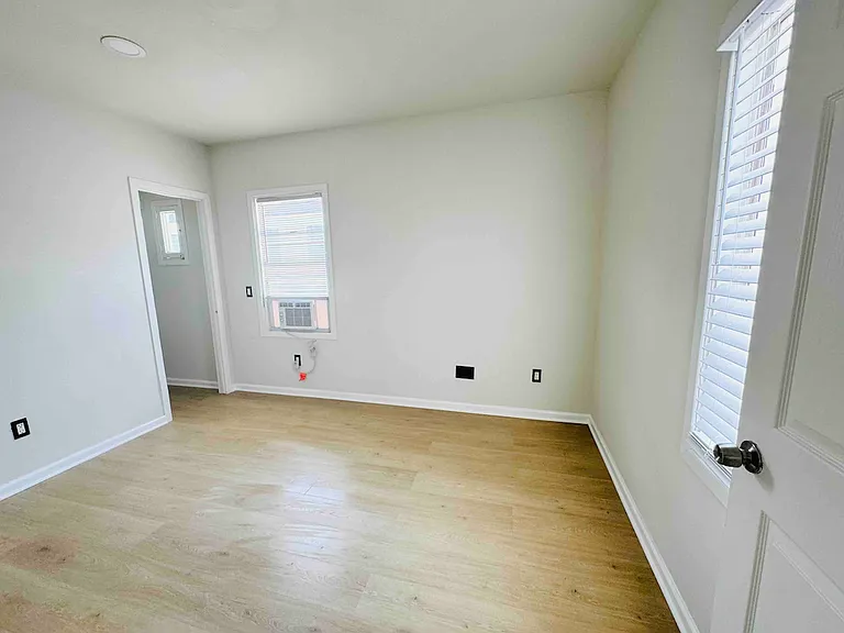 Bedroom w/ walking closet and window AC