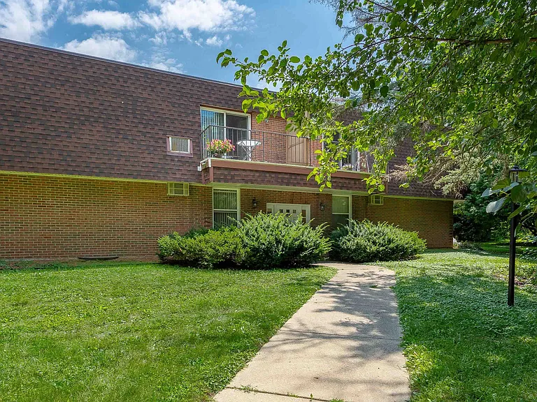 5101 Mineral Point Rd #8 — Photo 23