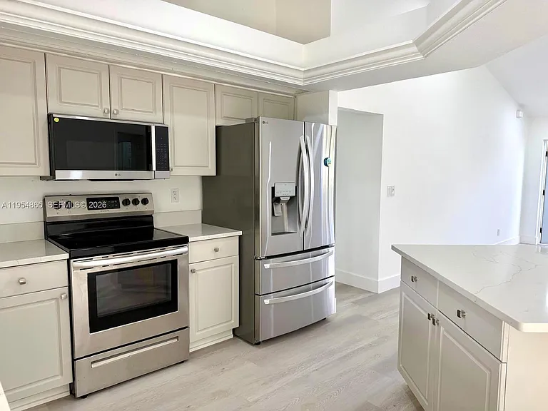 142 SW 34th Pl — Photo 9
