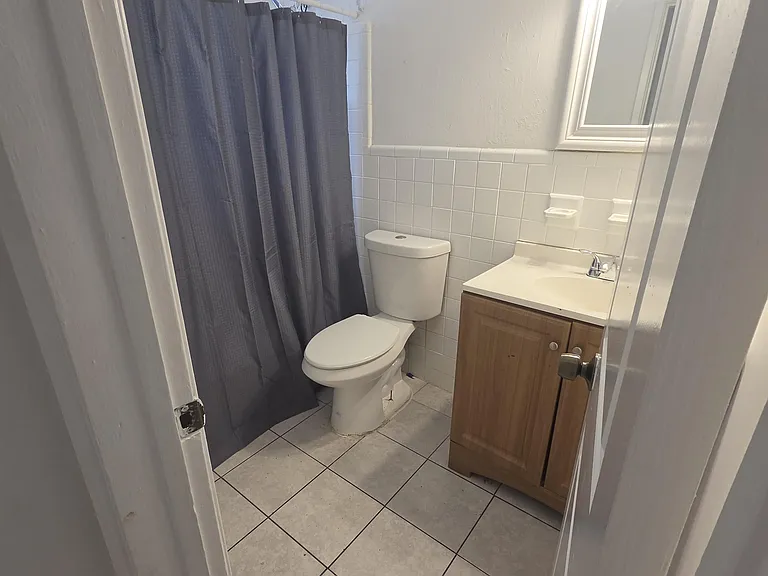 160 NW 15th Pl — Photo 6