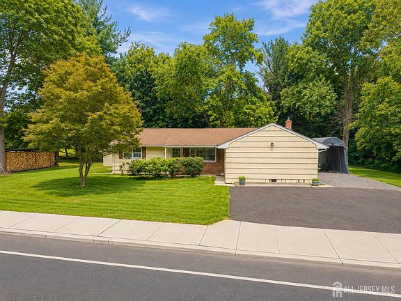 3rd image of 129 Cottrell Rd