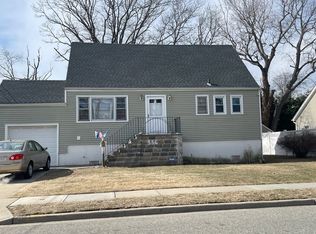 556 S Bayview Ave, Freeport, NY 11520