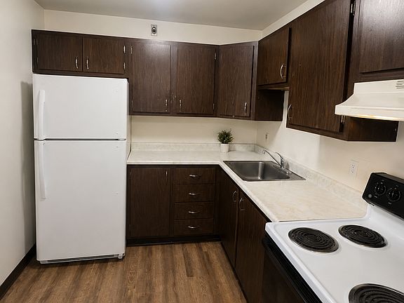 3rd image of 528 Saint Clair Ave #2C