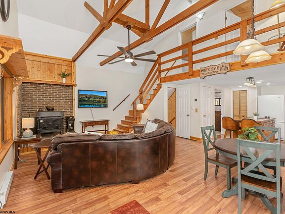 3rd image of 576 Hemlock Cir