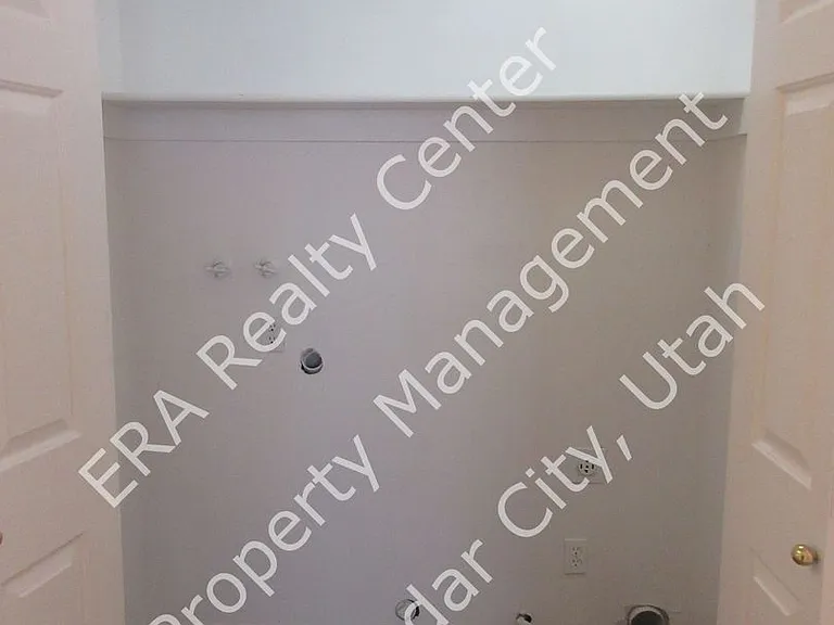 527 E 2015 N — Photo 8