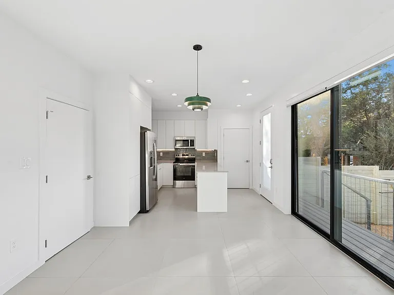 1915 Robbins Pl — Photo 9