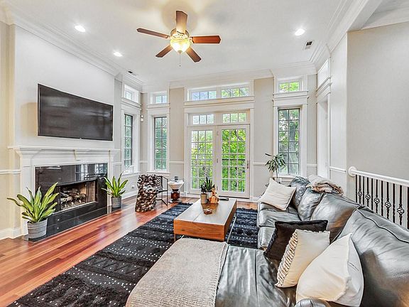 2nd image of 2735 N Wilton Ave #4