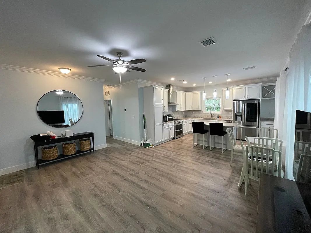 3 bed, 2.0 bath, 1242 sqft, $3,850 — Photo 4