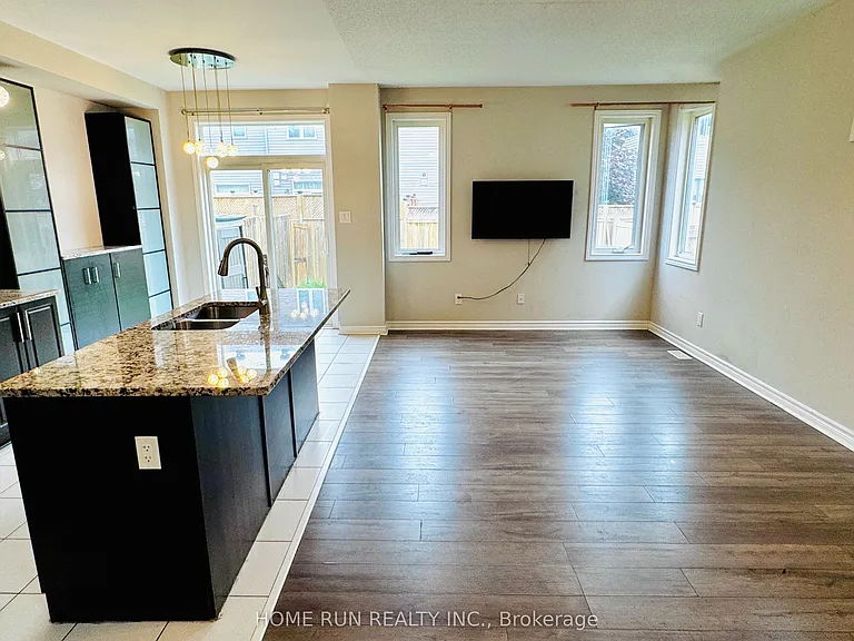 621 Lauraleaf Cres — Photo 5