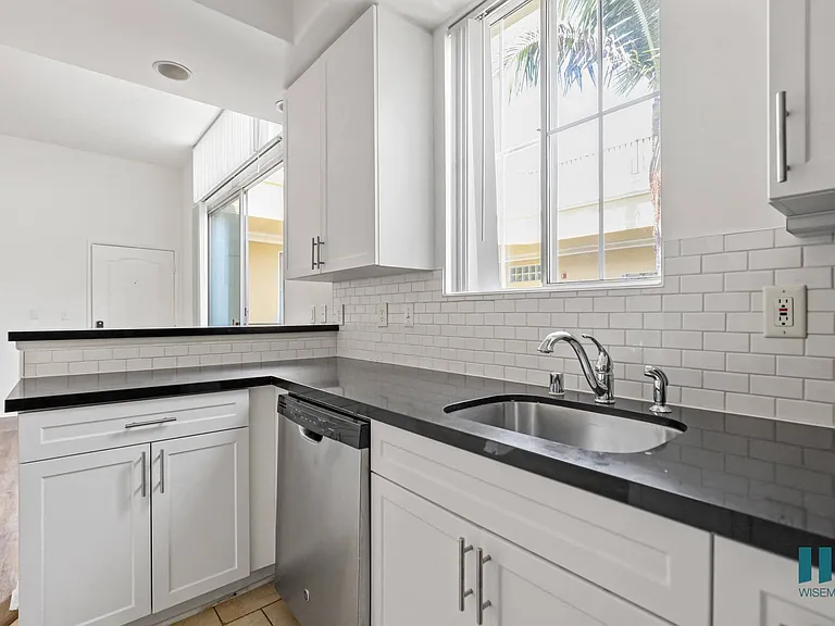 Full-Size Kitchen in Studio Apartment