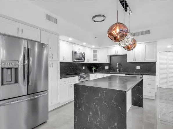 355 Poinciana Dr #1130, North Miami Beach, FL 33160