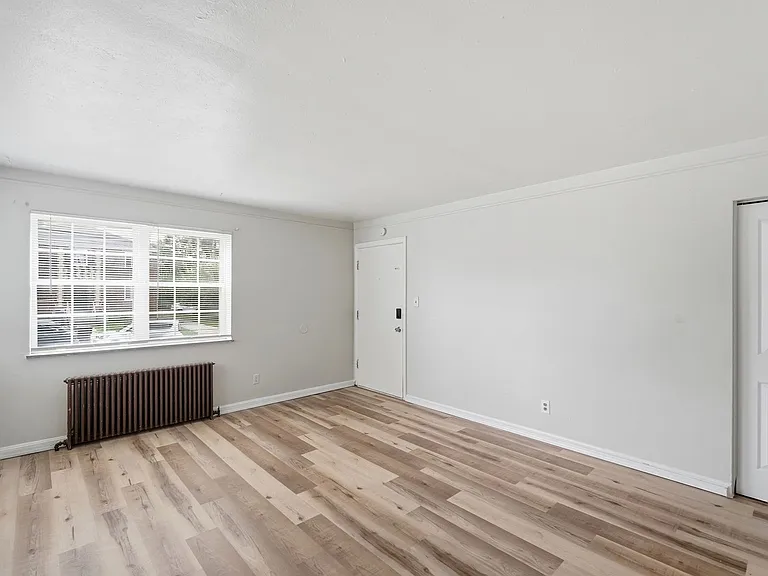 Cozy Apartment Building in Reading District! — Photo 11
