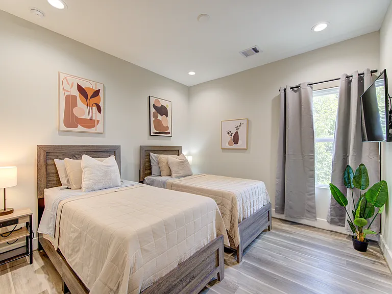 2418 Everett St — Photo 28