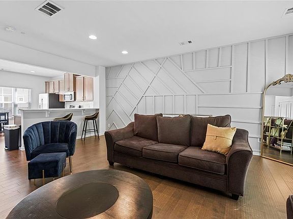 3rd image of 899 Society Cir SW
