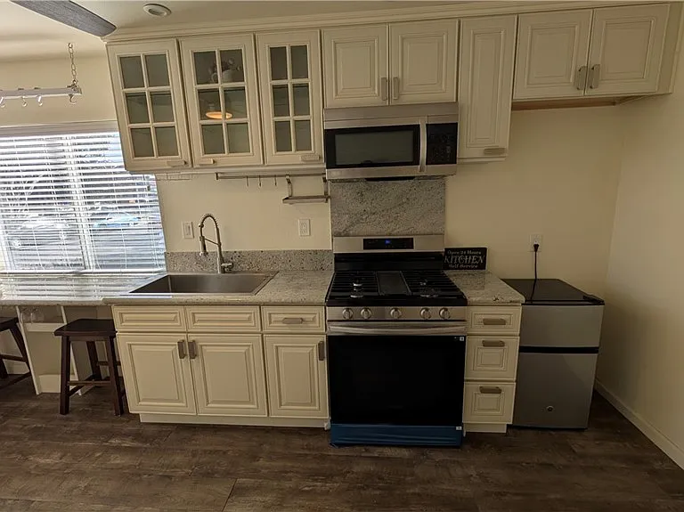 1528 E 9th St — Photo 5