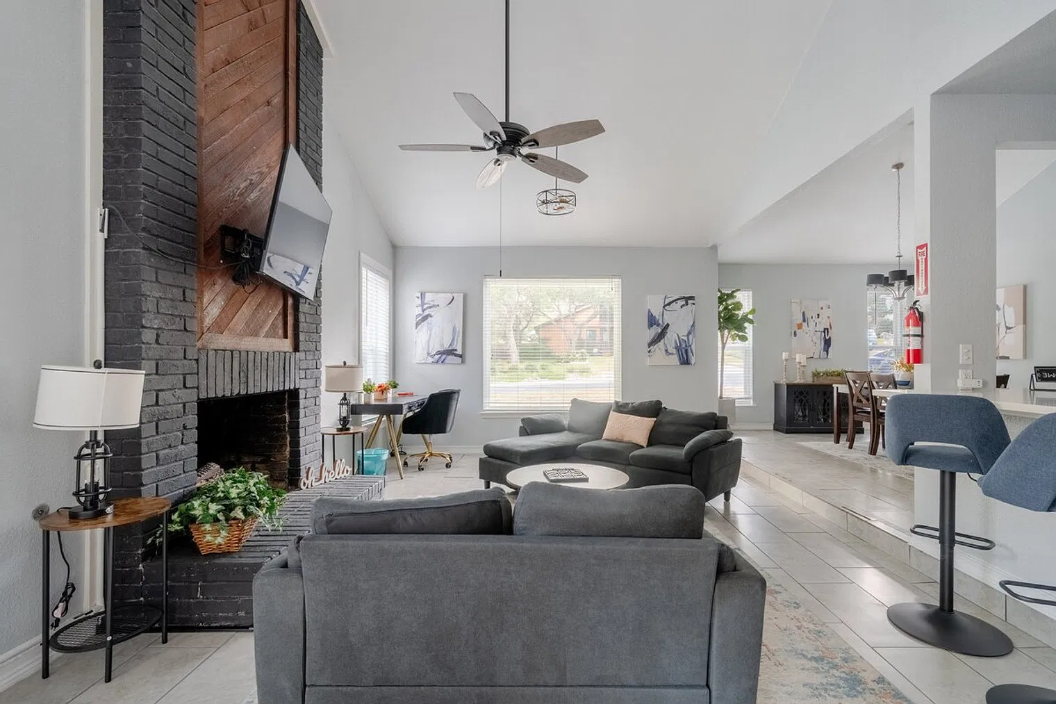 3 bed, 2.0 bath, 1743 sqft, $5,779 — Photo 3
