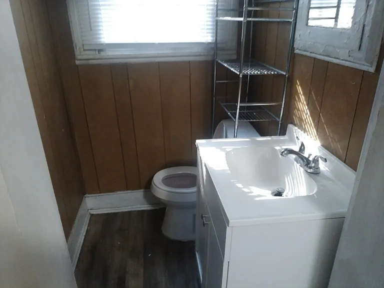 1119 N Main St — Photo 8