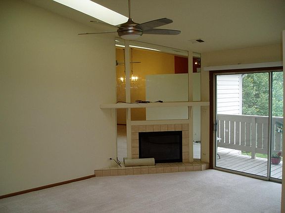 Living Room/Balcony