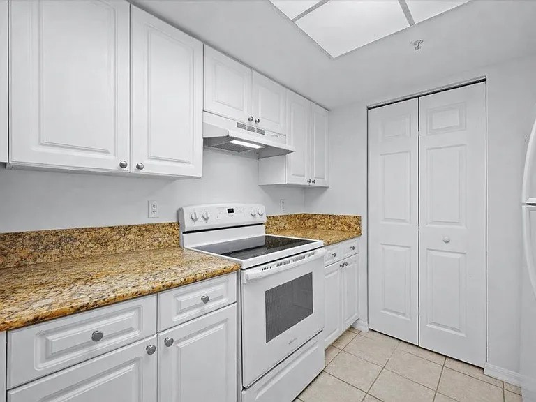 200 Crestwood Ct N #211 — Photo 2