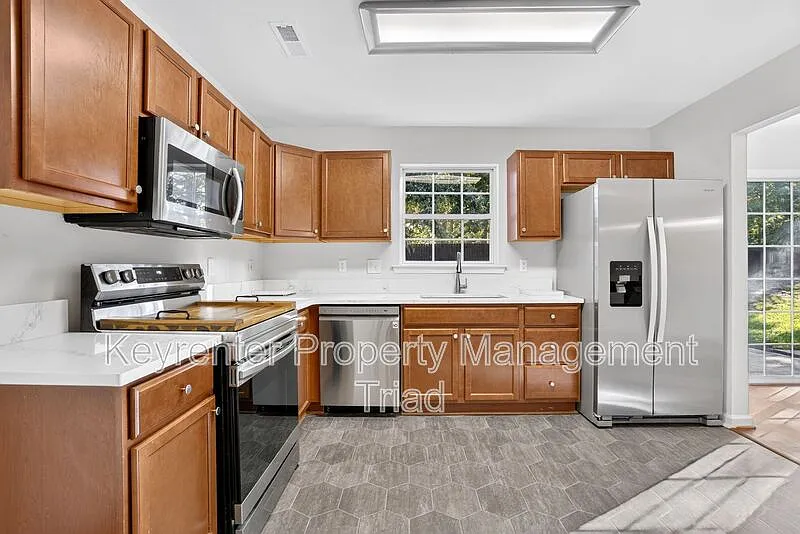3 bed, 2.5 bath, 1512 sqft, $1,800 — Photo 3