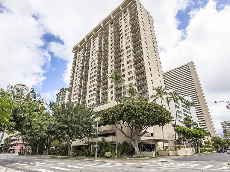 Kuhio Ave — Photo 32