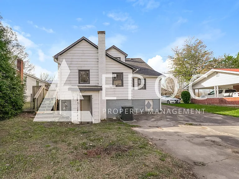 1136 W Green St — Photo 16